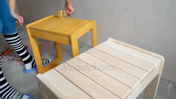 Деревянная мастерская. Применение защитного лака на древесину . — стоковое видео