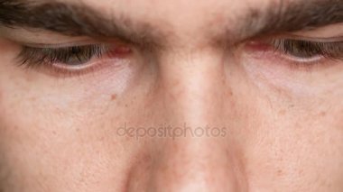 Bir adam bir kitap ya da gazete okumak Close-Up