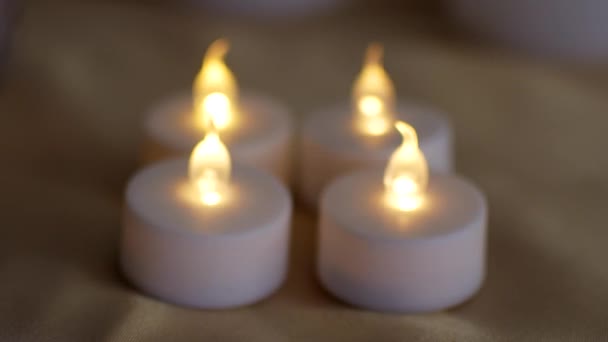 Електричні свічки на столі — стокове відео