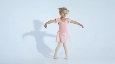 Küçük bir balerin coşku ile dans ediyor. Kız balede devreye girer