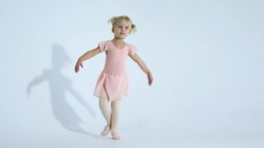 Küçük bir balerin coşku ile dans ediyor. Kız balede devreye girer