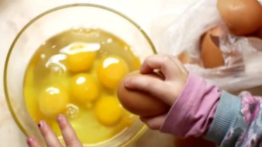 Anne ve kızı mutfakta omlet pişirme