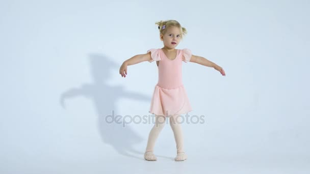 Μια μικρή μπαλαρίνα χορεύει με ενθουσιασμό. Το κορίτσι είναι που ασχολούνται με το μπαλέτο — Αρχείο Βίντεο
