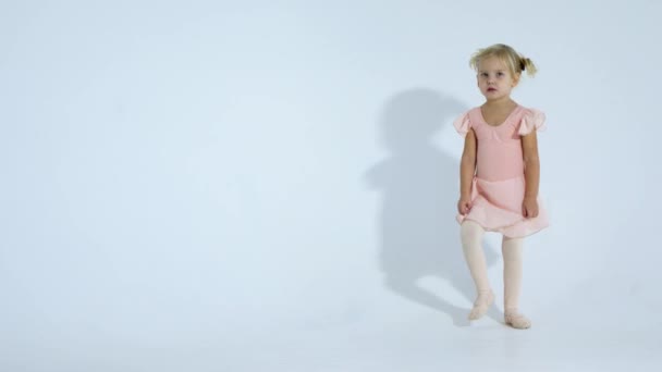 Mała dziewczynka baleriny zdenerwowany. Dziewczyna bierze przestępstwo na trenera — Wideo stockowe