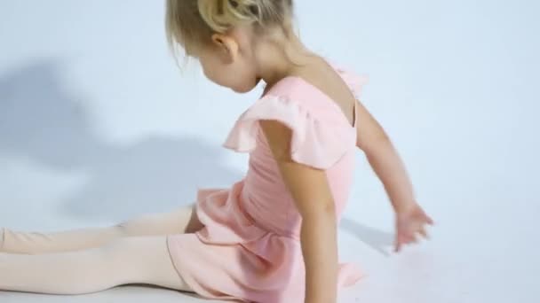 Eine kleine Ballerina tanzt begeistert. das Mädchen ist im Ballett engagiert — Stockvideo