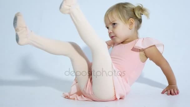 一个小芭蕾舞演员热情地跳舞。这个女孩从事芭蕾 — 图库视频影像
