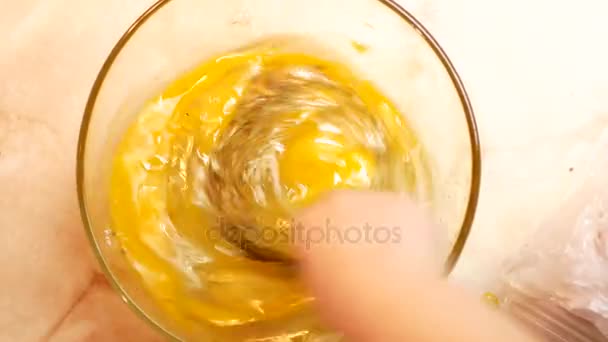 Mãe e filha estão cozinhando ovos mexidos na cozinha — Vídeo de Stock