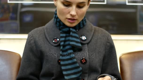 Una ragazza sta leggendo un libro in una macchina della metropolitana — Video Stock