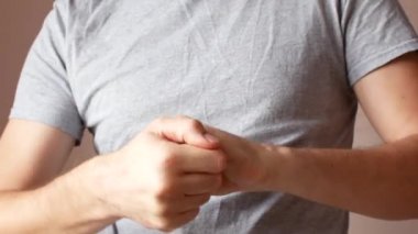 Bir erkek bir hasta el kremiyle smear. Sedef ve deri hastalıkları
