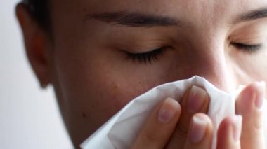 Bir kadın bir burun akıntısı var. Genç bir kız onun yağmur bir pencere oturuyor dışında. Depresyon