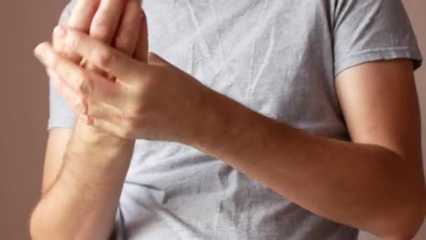 En man smetar en sjuk hand med grädde. Psoriasis och sjukdom — Stockvideo