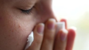 Bir kadın bir burun akıntısı var. Genç bir kız onun yağmur bir pencere oturuyor dışında. Depresyon