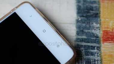 Hareket eden telefon oturdu. Biz akıllı telefon şarj olarak koymak