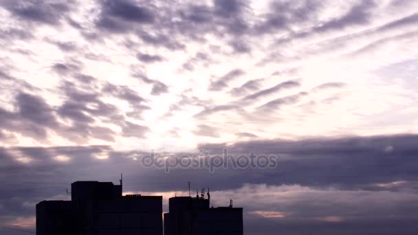 Tempo-lapso do movimento das nuvens. Céu bonito com uma tonalidade roxa — Vídeo de Stock