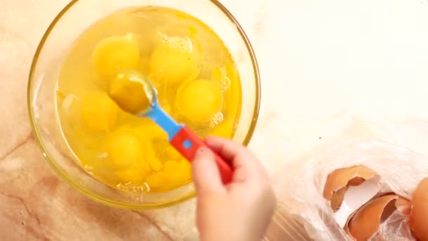 Máma a dcera jsou Vaření míchaná vejce v kuchyni — Stock video