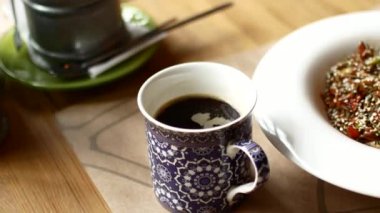 Asya bir restoranda leziz kahvaltı. Sebze ve kahve ile erişte