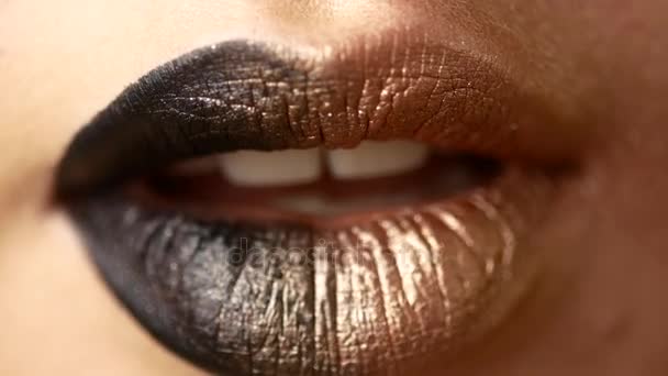Όμορφη και σέξι γυναικεία χείλη με ακριβά μακιγιάζ. Γκρο πλαν, ζωγραφισμένα γυναικεία χείλη — Αρχείο Βίντεο