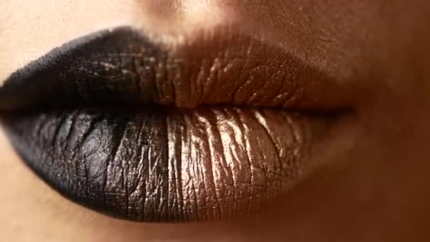Hermosos y sexy labios femeninos con maquillaje caro. Primer plano de los labios femeninos pintados — Vídeo de stock