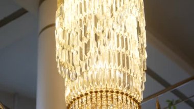 Çok pahalı bir avize şık bir restoran ya da konser salonunda. Lüks hayat kavramı. Video arka plan için uygundur