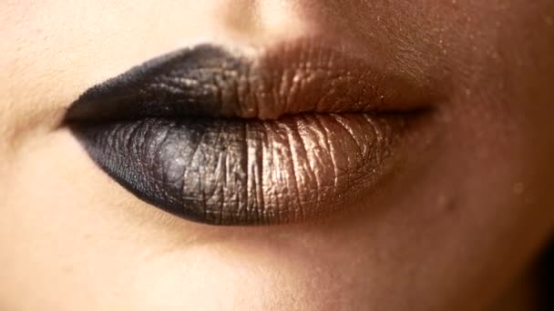 아름 답 고 섹시 한 여성 입술 비싼 화장입니다. 그린된 여성 입술의 클로즈업 — 비디오