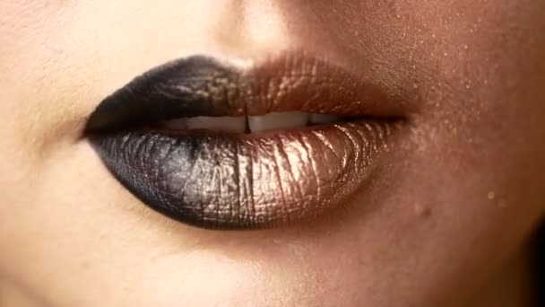 Lábios femininos bonitos e sexy com maquiagem cara. Close-up de lábios femininos pintados — Vídeo de Stock