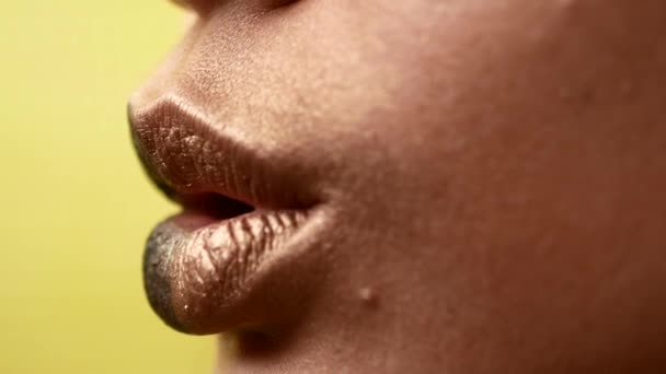 Mooi en sexy vrouwelijke lippen met dure make-up. Close-up van geschilderde vrouwelijke lippen — Stockvideo