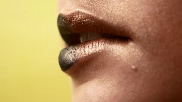 Красивые и сексуальные женские губы с дорогим макияжем. Крупный план раскрашенных женских губ — стоковое видео
