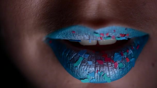 Gyönyörű és szexi női ajkak drága smink. Közeli kép: festett női ajkak — Stock videók
