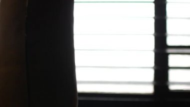 Atlet bir seri yumruklar kum torbası üzerinde oynayacak. İyi renk düzeni dinamik video