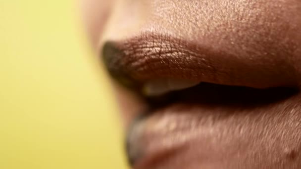 Hermosos y sexys labios de cerca. Maquillaje de moda — Vídeo de stock