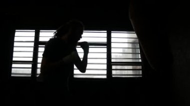 Bir atlet bir çanta boks. Penceresinden dramatik ışık