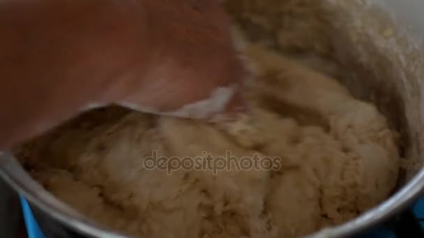 Beredning av en deg för att baka bröd. Äldre kvinnors händer förbereda degen — Stockvideo