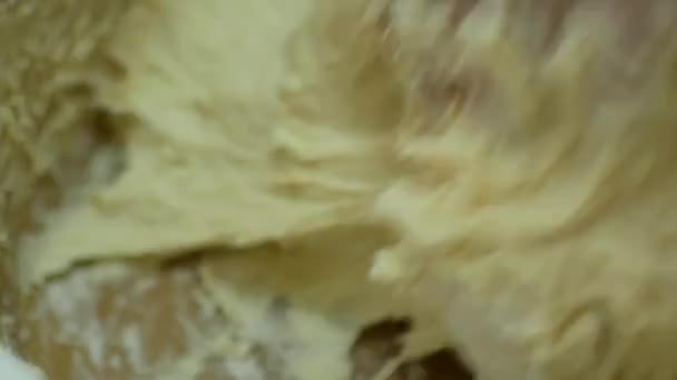 Préparation d'une pâte pour la cuisson du pain. Les mains des femmes âgées préparent la pâte 