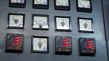 Enerji santralleri alışveriş. Fabrika dolaplarında hesaplanıyor. Nesli Center'da farklı cihazlar