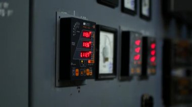 Enerji santralleri alışveriş. Fabrika dolaplarında hesaplanıyor. Nesli Center'da farklı cihazlar