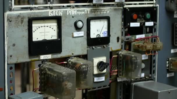 Aankopen bij elektrische centrales. Computing kasten in de fabriek. Verschillende apparaten in het centrum van uitsterven — Stockvideo