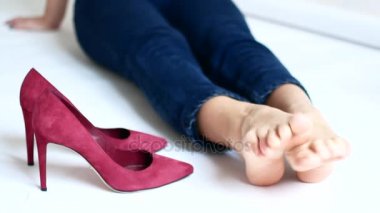 Kızı ayakkabılarını topuk üzerinde çıkardı ve nihayet dinlenme bacaklar sağlar