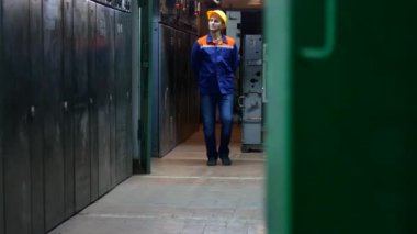 Bir erkek işçi bölgesini yan yol. O aletleri görünüyor