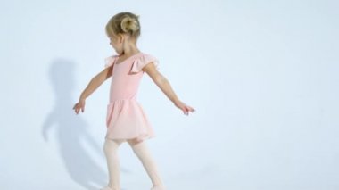 Küçük bir balerin coşku ile dans ediyor. Kız balede devreye girer