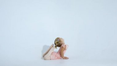 Küçük bir balerin coşku ile dans ediyor. Kız balede devreye girer