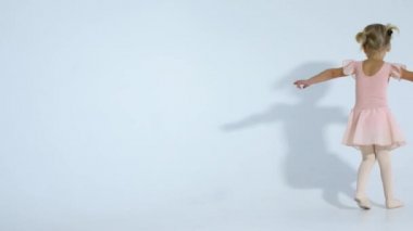 Küçük bir balerin coşku ile dans ediyor. Kız balede devreye girer