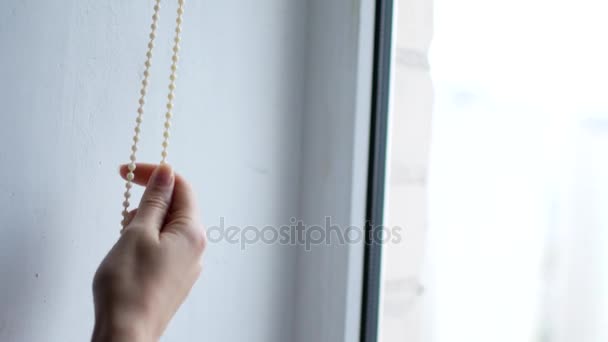 Una mano de mujer abre las persianas de la ventana — Vídeo de stock