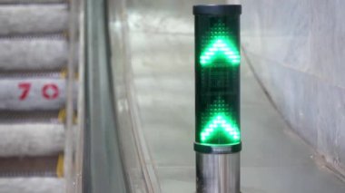 Yeşil trafik ışığı havaalanındaki yürüyen merdiven yönünü göster