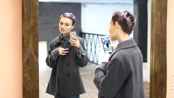 Bir kadın bir selfie büyük bir aynada yapar. — Stok video