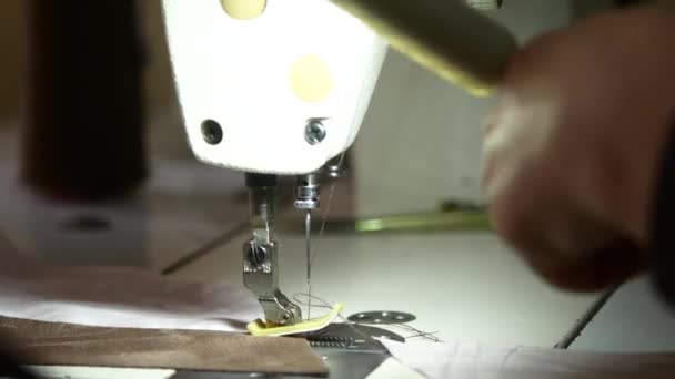 缝纫厂。缝纫机器上的主人缝制衣服 — 图库视频影像