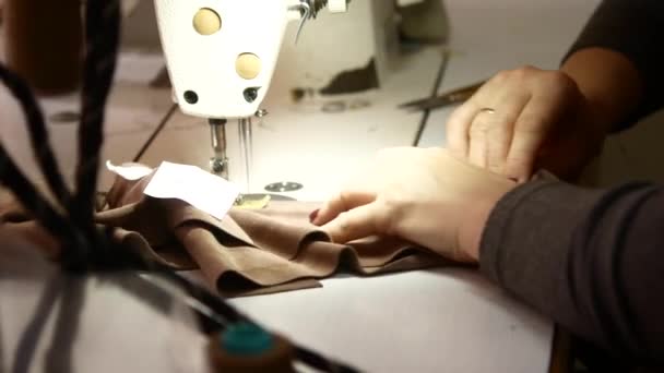 Usine de couture. Le maître coud des vêtements sur la machine à coudre — Video