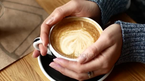 Menina segurando uma caneca com cappuccino — Vídeo de Stock