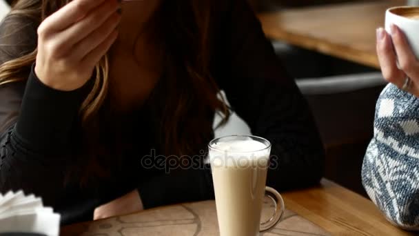 Una chica está tomando café en un restaurante. Acogedora cafetería — Vídeos de Stock