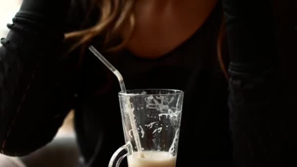 Ένα κορίτσι πίνει καφέ σε ένα εστιατόριο. Ζεστά καφέ σπίτι — Αρχείο Βίντεο
