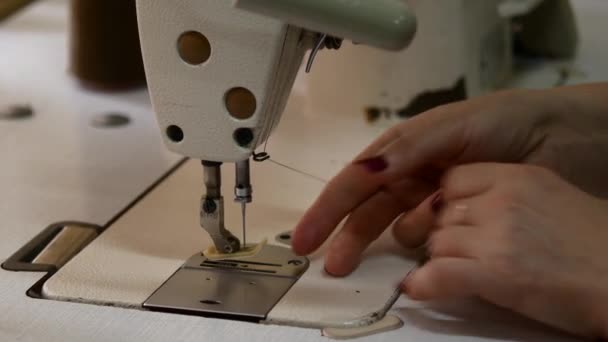 Usine de couture. Le maître coud des vêtements sur la machine à coudre — Video